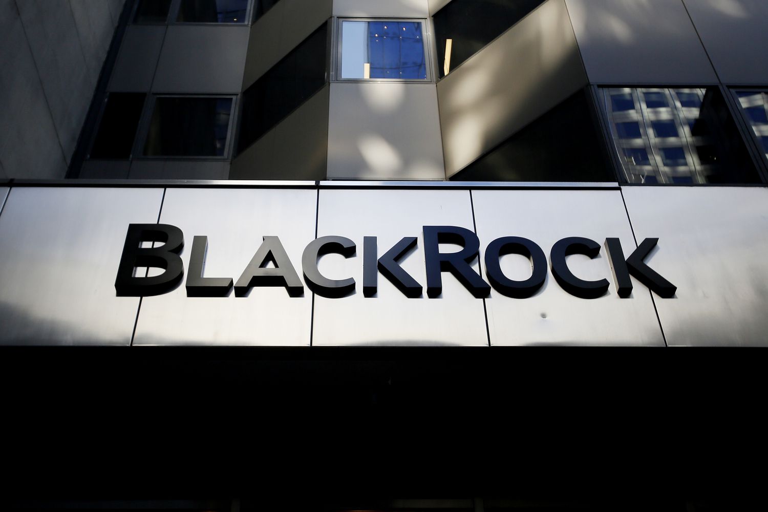BlackRock, the world's largest asset manager, observes growing interest from sovereign wealth funds and pensions in Bitcoin ETFs. With over $76 billion invested in Bitcoin ETFs, competition intensifies between BlackRock's IBIT ETF and Grayscale's GBTC.